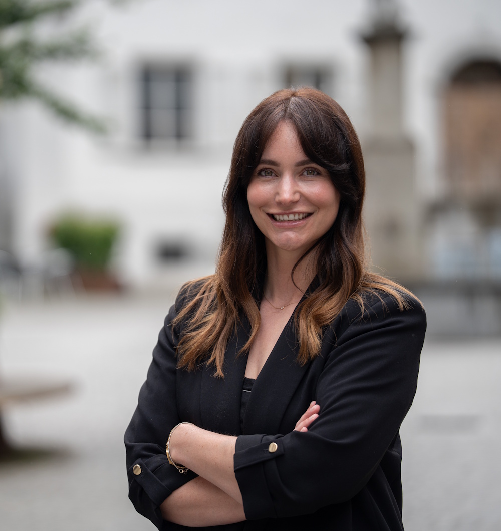 Chiara Bischof stehend mit dunklem Blazer