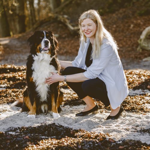 Elisabeth Fechner im Wald mit ihrem Hund